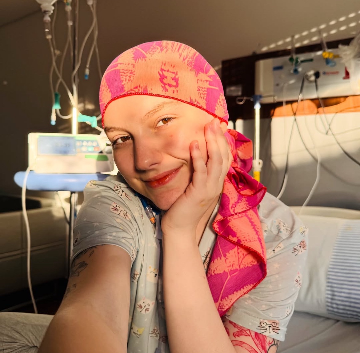 Isabel Veloso morre aos 19 anos após luta contra o câncer