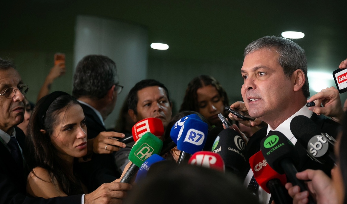 PT aciona a PF e pede prisão de Flávio, Eduardo e Nikolas por “traição”