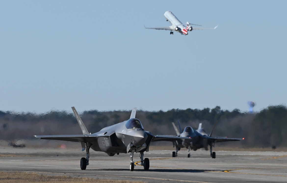 Aviões militares dos EUA chegarão à Groenlândia em breve, diz a NORAD