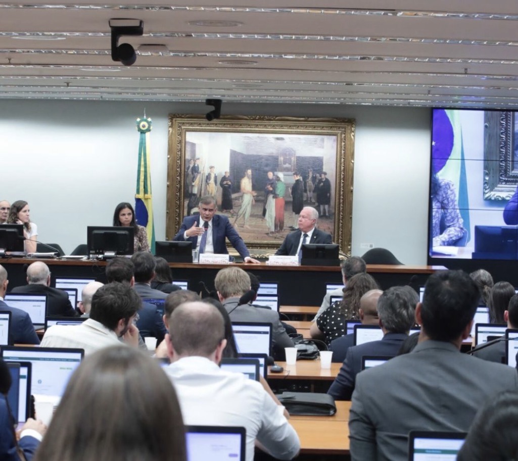 CCJ aprova proposta que acaba com a escala 6x1