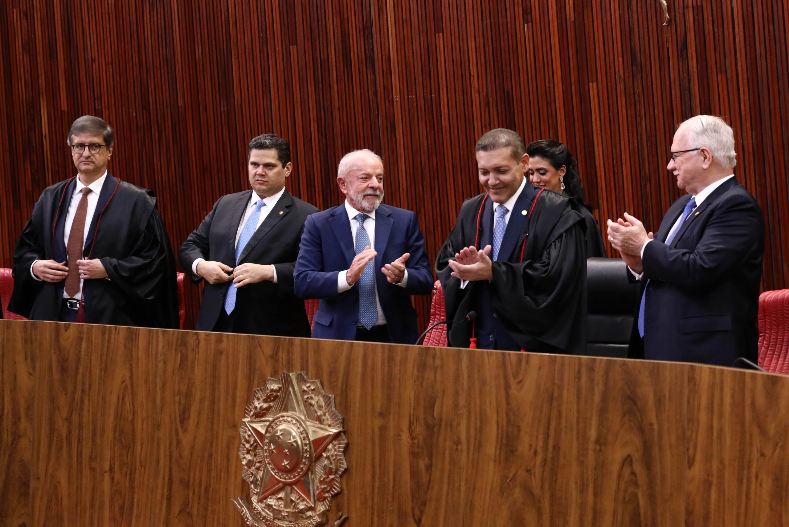 Lula e Alcolumbre evitam contato em posse de Nunes Marques