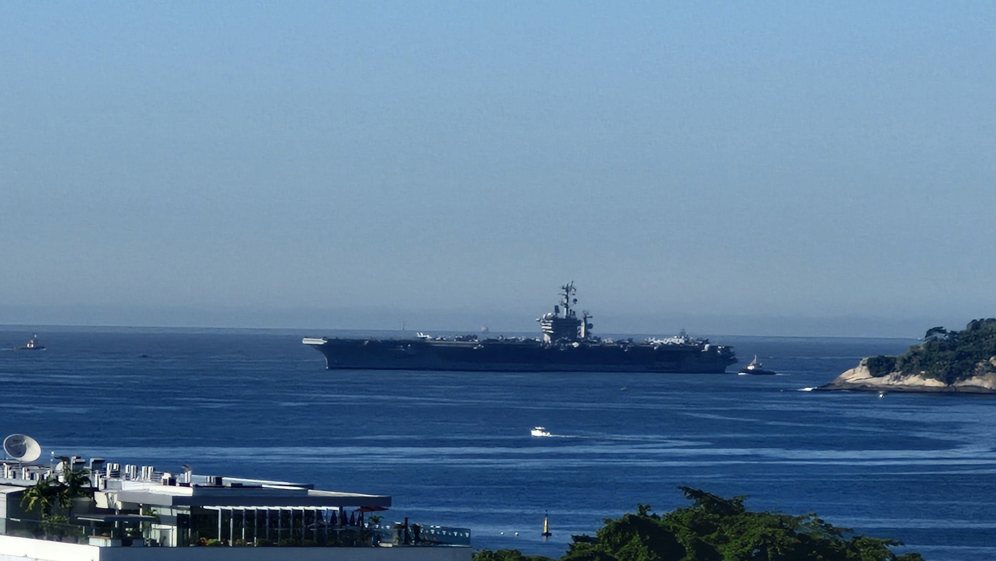 Porta-aviões dos EUA chega ao Rio para exercício naval