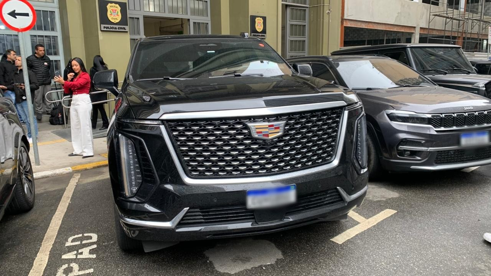Carros de luxo são apreendidos na mansão de Deolane; veja quais