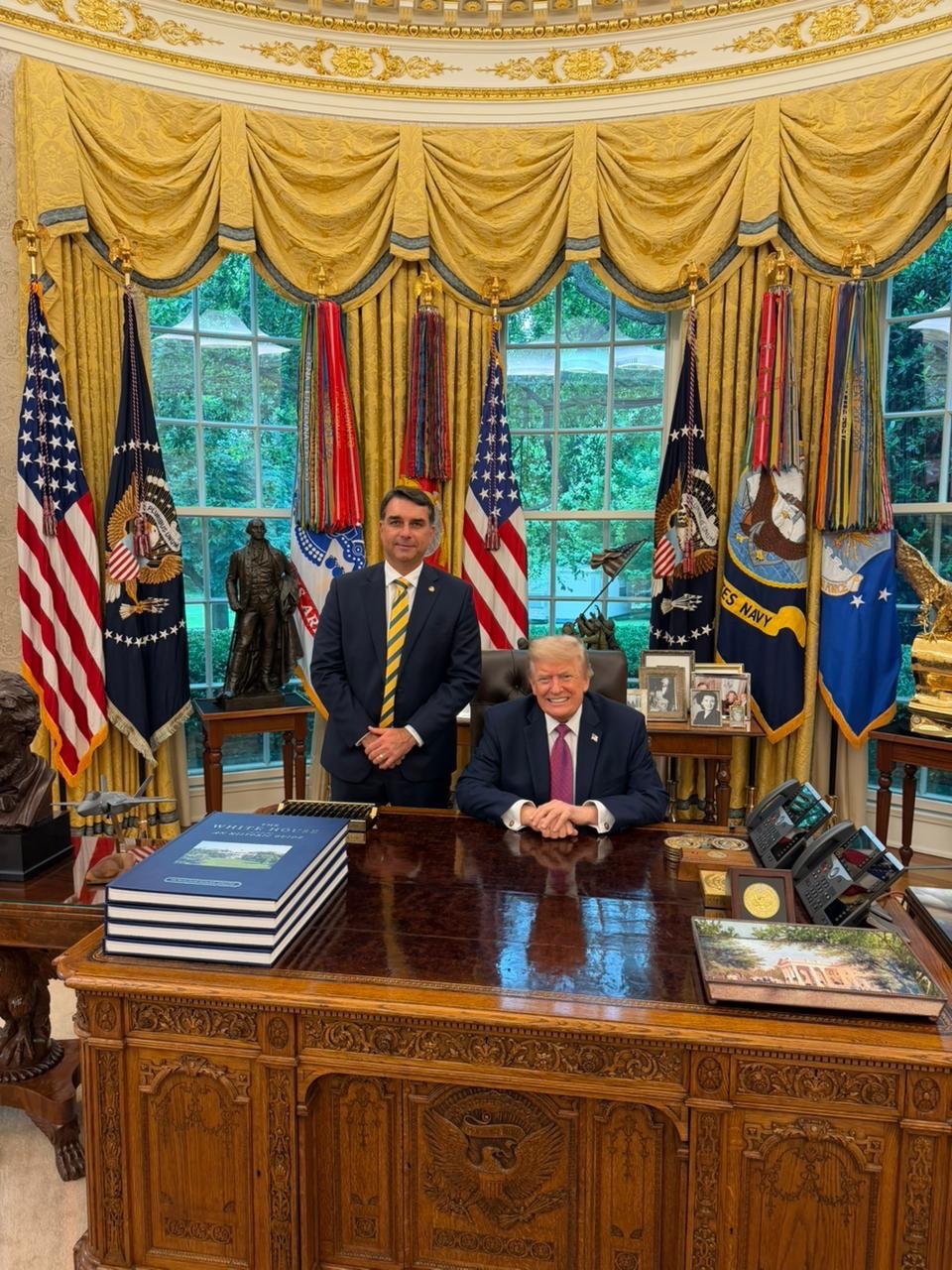 Trump recebe Flávio Bolsonaro no Salão Oval da Casa Branca