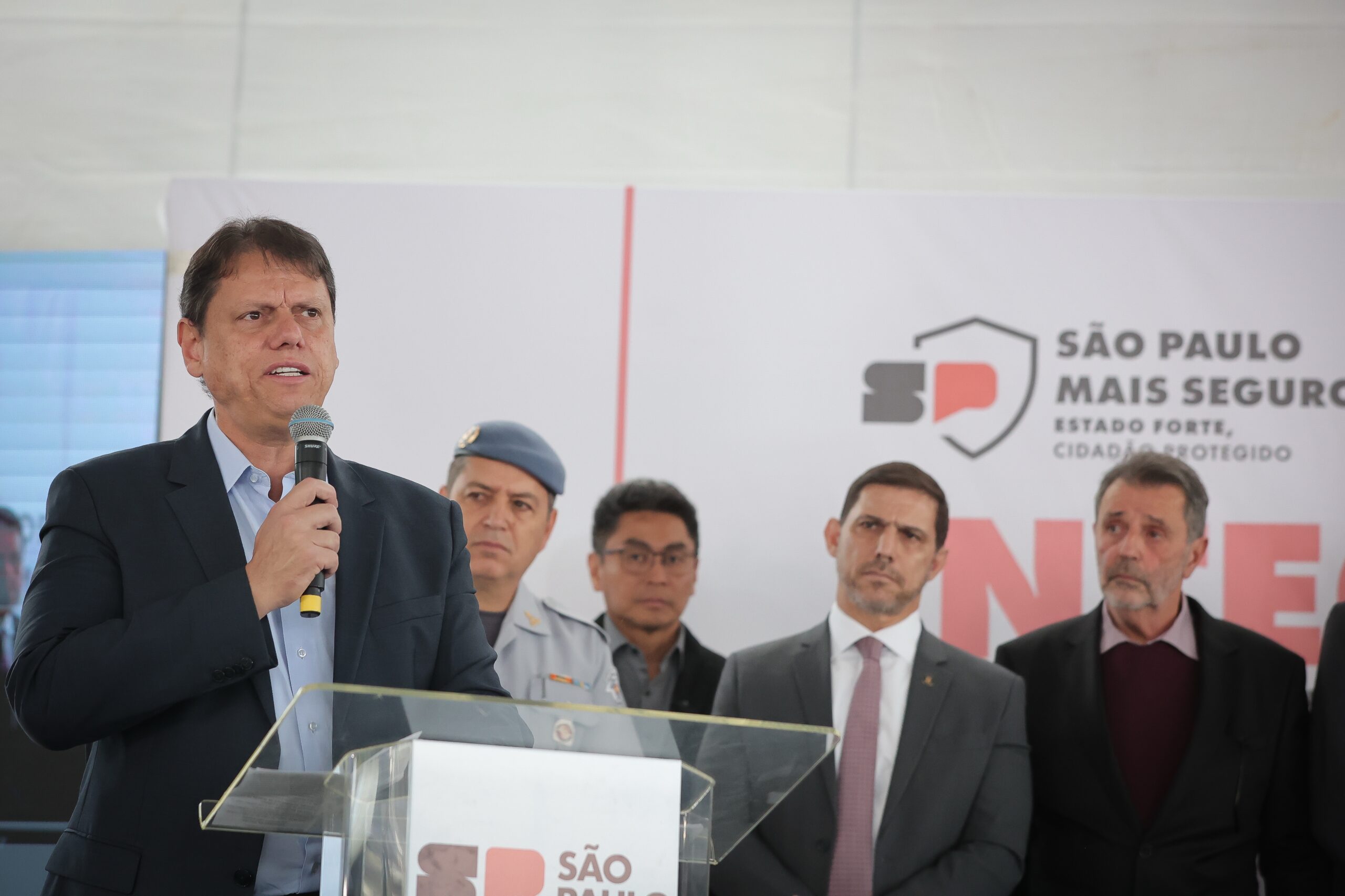 “Injusta”, diz Tarcísio sobre condenação de Eduardo Bolsonaro