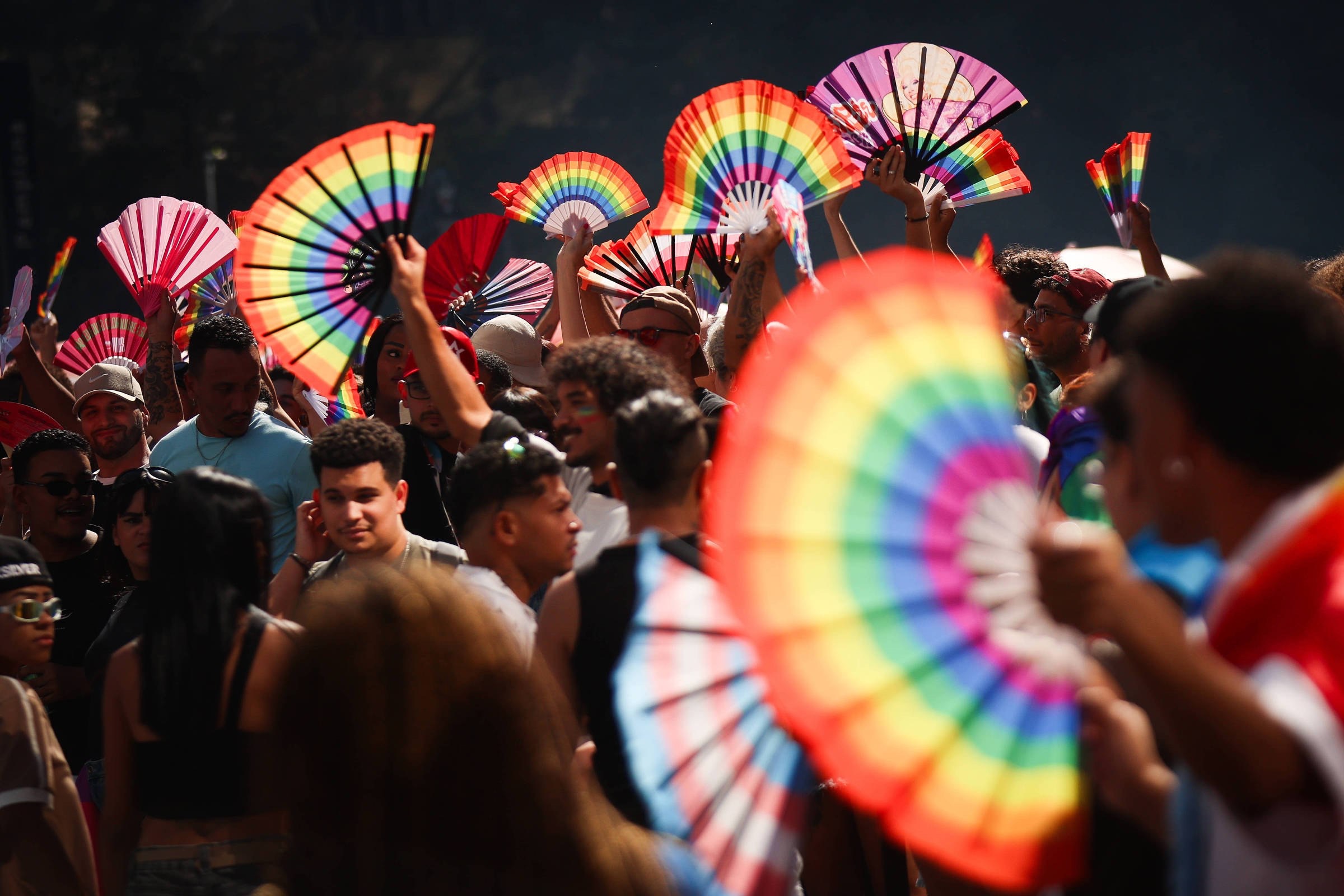 Parada LGBT+ de São Paulo reúne milhares na Av. Paulista