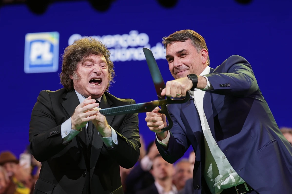 Milei declara apoio a Flávio Bolsonaro em convenção do PL