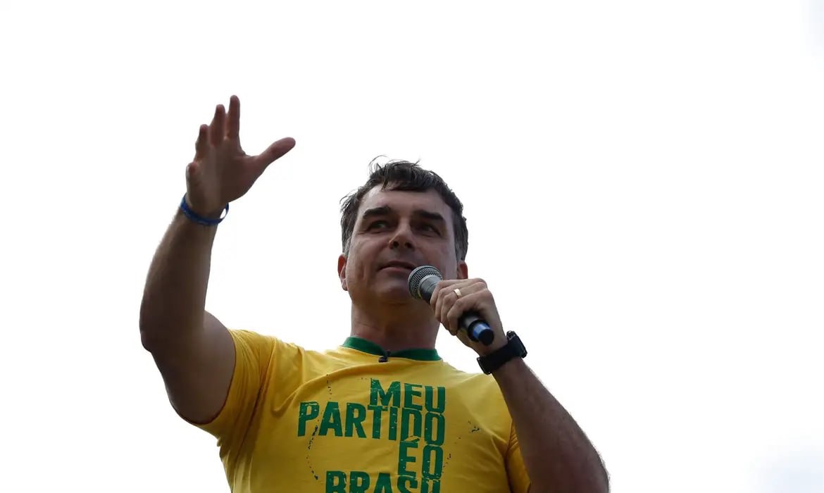 Flávio edita carta e se declara agora “líder do Brasil”